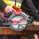 Акумулаторен циркулярен трион MILWAUKEE M18 FCS66GR3-0 GEN3, 18V, 2.0-12Ah, Li-Ion, ф190мм, 5800об/мин, безчетков - small, 272451